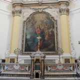 Di fronte a noi si erge l'altare maggiore in stile barocco: � rivestito con marmi pregiati, con angeli laterali che supportano dei candelieri dorati. Al centro troneggia una pala del 1800 con l'immagine del Salvatore che avanza su un prato fiorito
